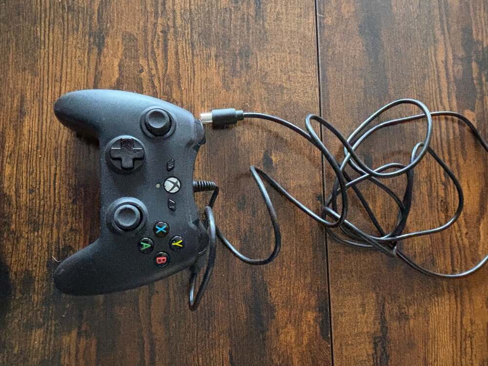 Amazon Basics Wired Controller for Xbox One